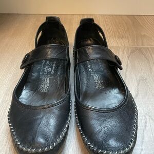 Volks Walkers Ladies’ Black Leather Mary Jane Shoes